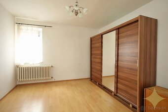 Priestranný rodinný dom s dvomi kúpeľňami  a ovocným sadom v - 18