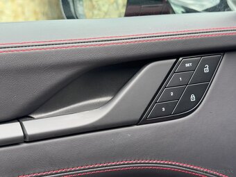 Porsche 911 Carrera 4 GTS - 18