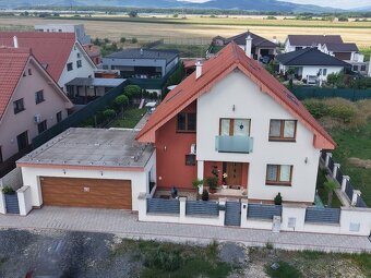 Nadštandardný RD s dvojgarážou, zimnou záhradou a podkrovím. - 18