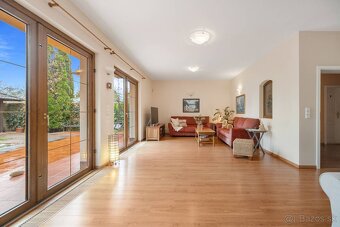 Priestranný 6-izbový rodinný dom s dvojgarážou a krásnou záh - 18