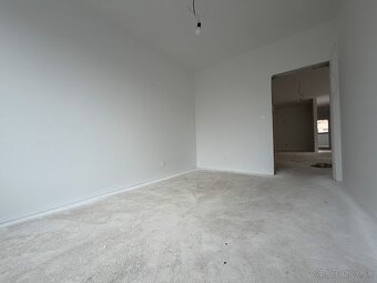 MODERNÝ DVOJDOM V POVODE- VEĽKÝ POZEMOK - 18