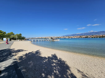 Chorvátsko-Trojizbový apartmán s veľkou terasou blízko pláže - 18