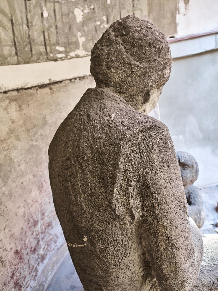 Obrie pieskovcové súsošie „Matka s dieťaťom” z obdobia prvej - 19