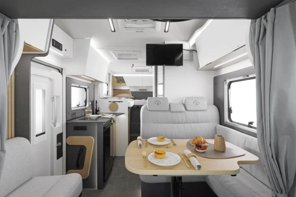 NOVÁ ALKOVNA AHORN CAMP A 690 2026 – RENAULT MASTER - 19