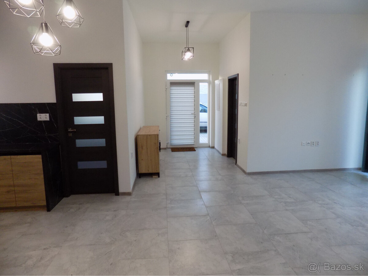 Novostavba domu v Kolárove s kuchynskou linkou + solárne pan - 19