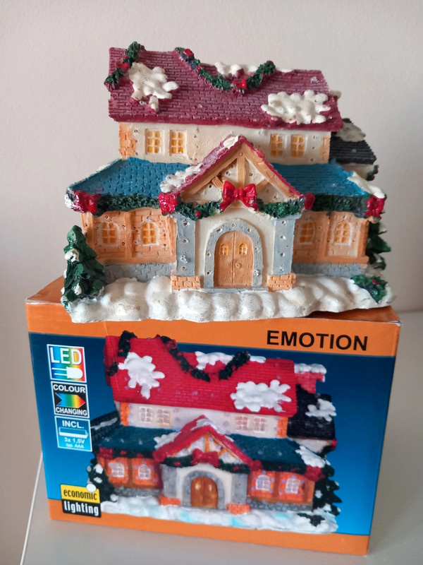 Starý svietiaci led domček po rodičoch 16x13x12 cm - 19