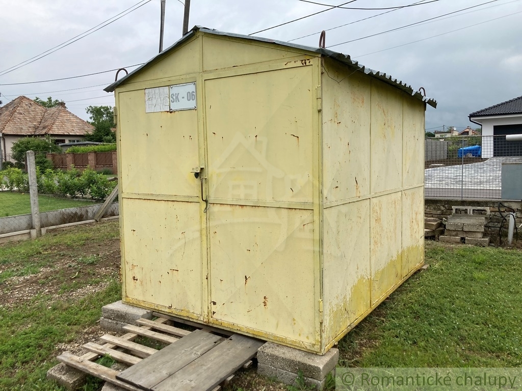 Priestranný stavebný pozemok s krásnym ovocným sadom v obc - 19