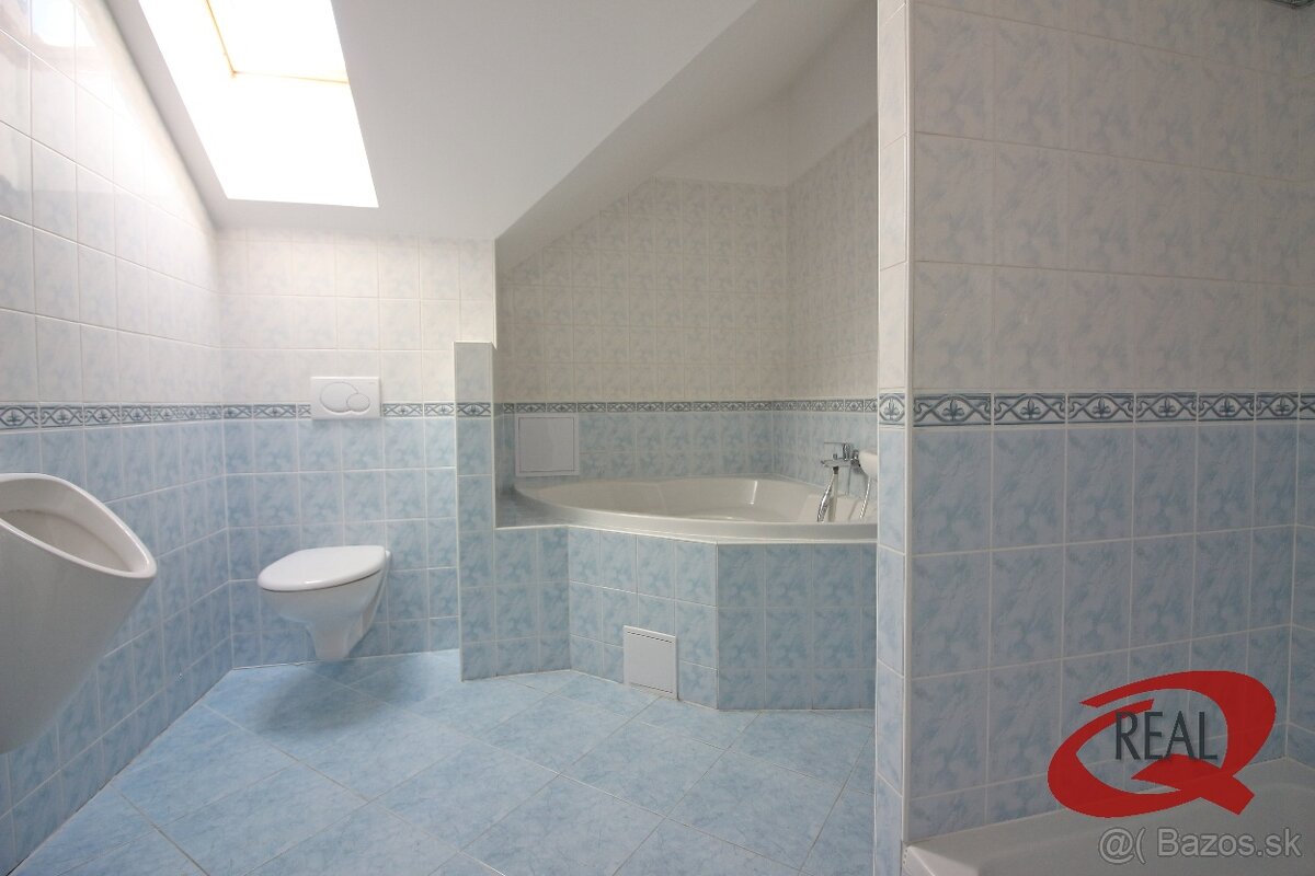 RODINNÝ DOM V SÚKROMNEJ ULIČKE S BAZÉNOM A LETNÝM DOMČEKOM - 19