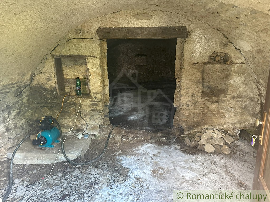 200-ročná kamenná chalupa v horách, obec Lipovec - 19