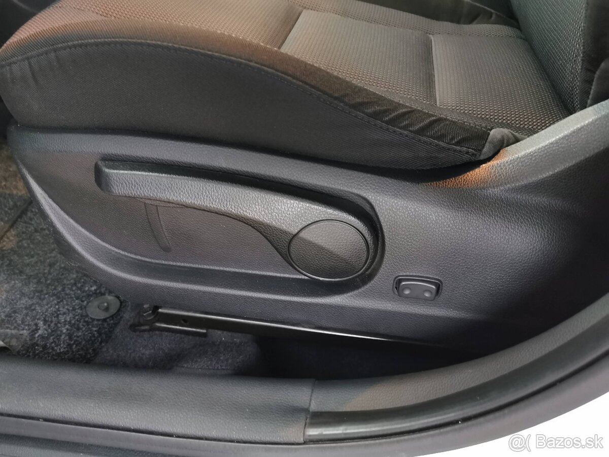 Predám Hyundai i30 1,4i MPI DOHC CVVT Family - 19