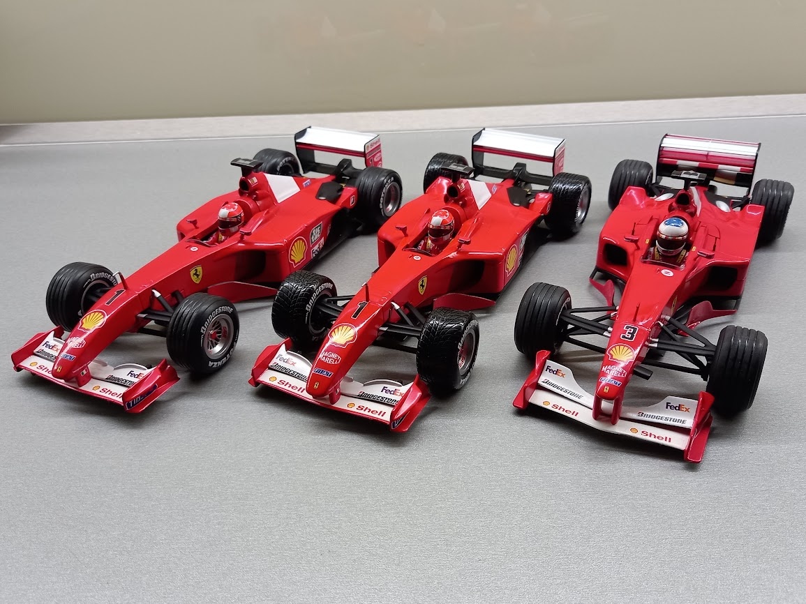 3x F1 FERRARI F2001 a F2000 SCHUMACHER HOTWHEELS 1:18 - 19