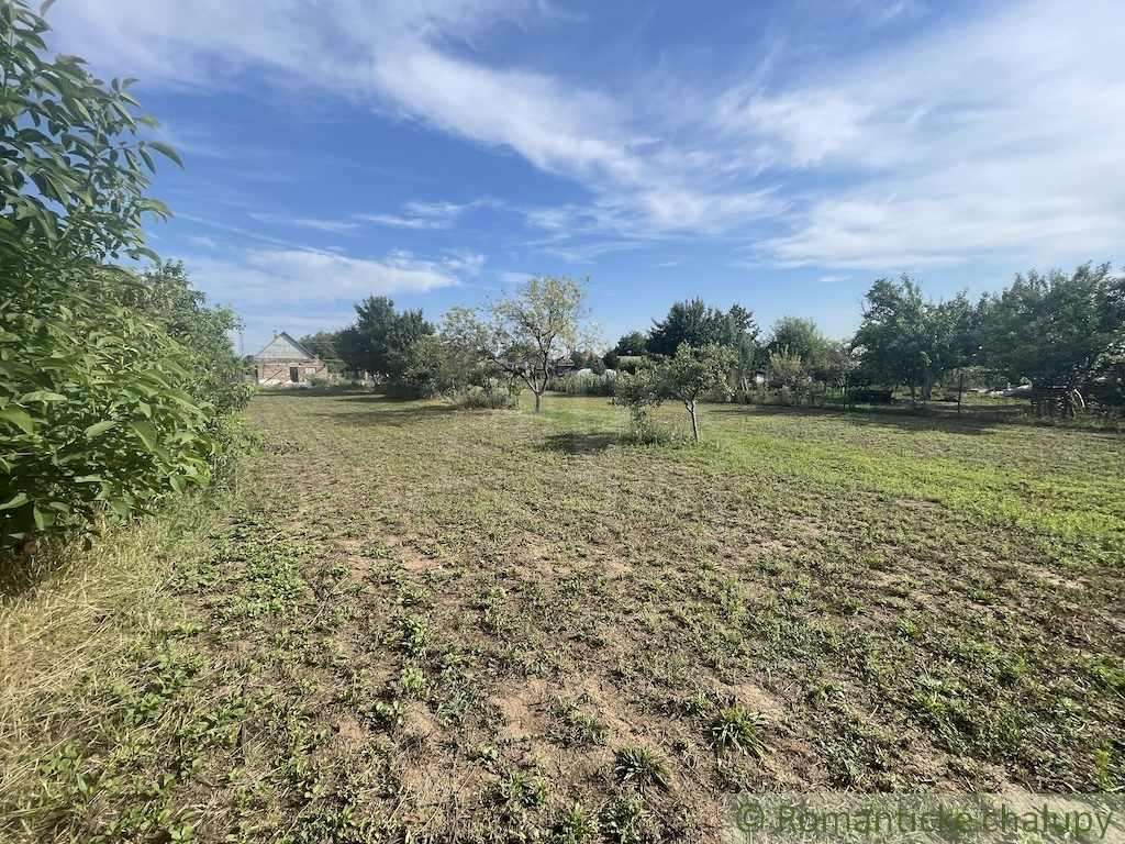 Trojizbový rodinný dom s veľkým pozemkom v Mojmírovciach – - 19