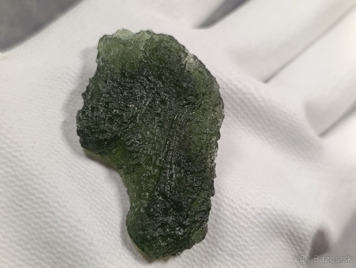 Krásný velký Vltavin z Chlumu, 14,36 gramu, ve stojánku - 19