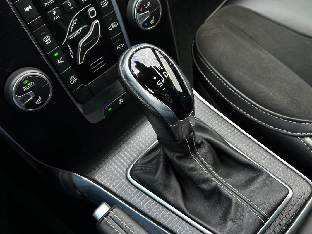 Volvo V40 R-Design D3 2.0 150k A/T - 19