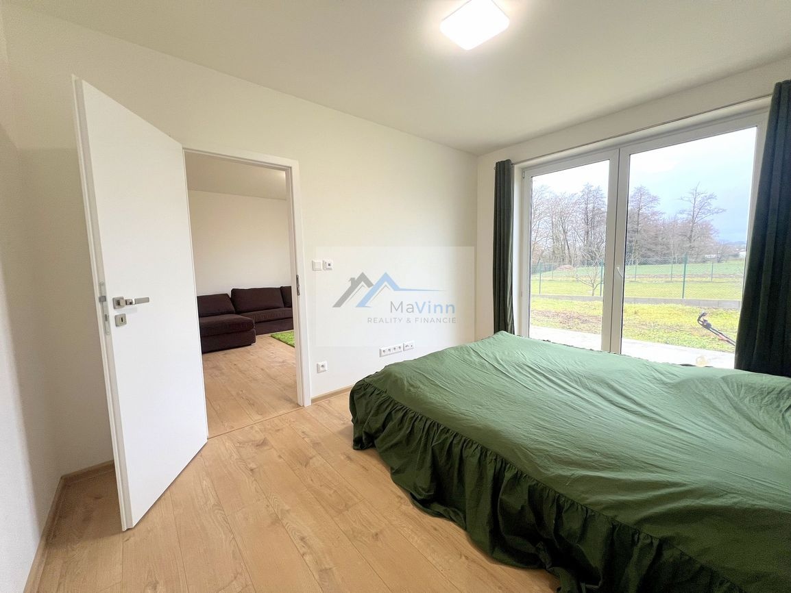 PREDAJ zariadená NOVOSTAVBA s vírivkou vo Dvorci - 19