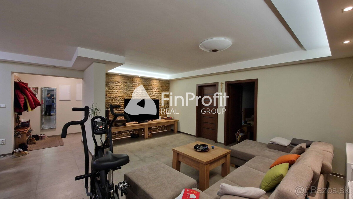 Na predaj veľký polyfunkčný obchodný priestor s rodinným dom - 19