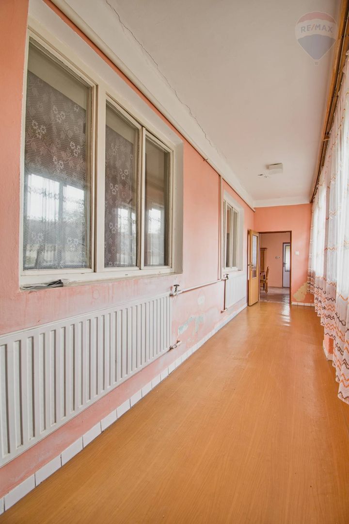 Na predaj priestranný vidiecky rodinný dom v obci Baka, poze - 19