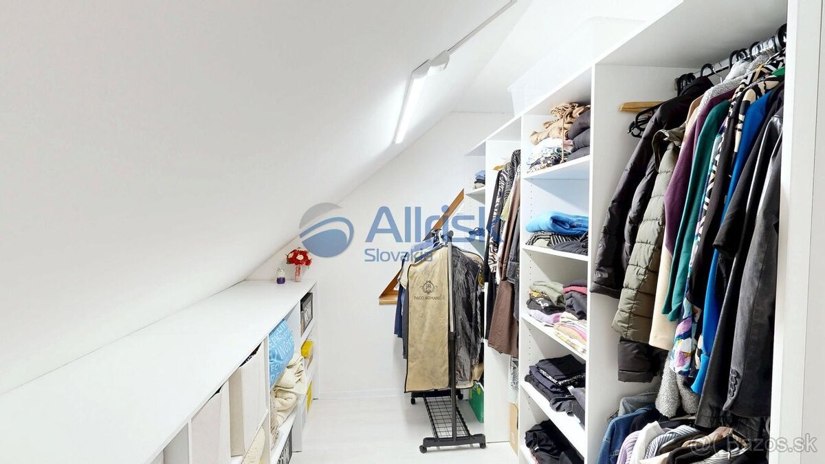 REZERVOVANÉ Rodinný dom s bazénom, letnou kuchyňou a vôňou d - 19