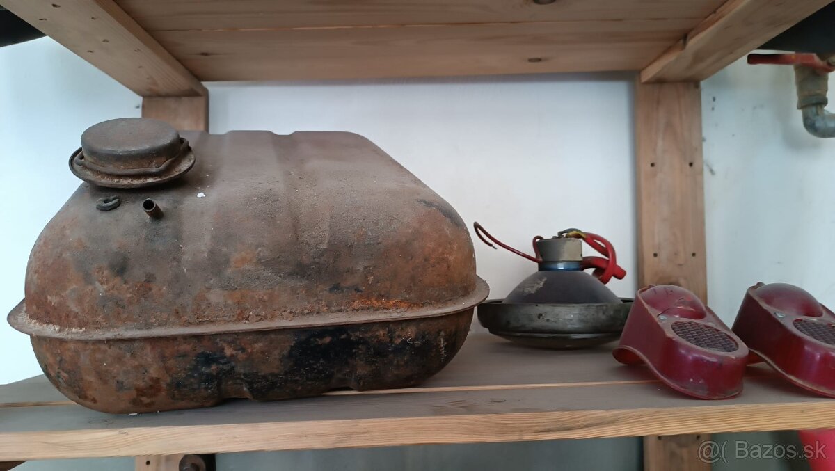 Vľavo. Vespa 400, rok výroby 1958 - 19