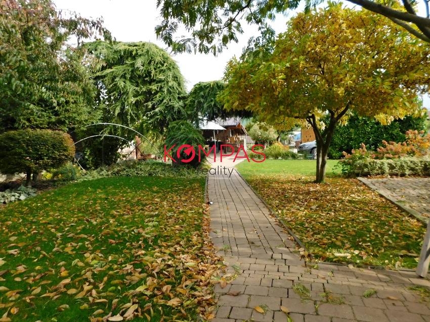 KRÁSNY RODINNÝ DOM SO ZÁHRADOU A DREVENÝM ALTÁNKOM V OBCI LU - 19