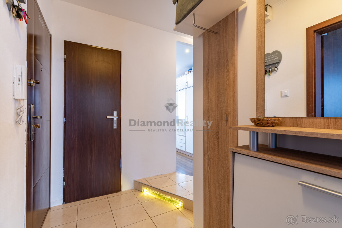 NA PREDAJ KRÁSNY 3 IZBOVÝ BYT S VÝHĽADOM NA MESTO | 64m2 + L - 19