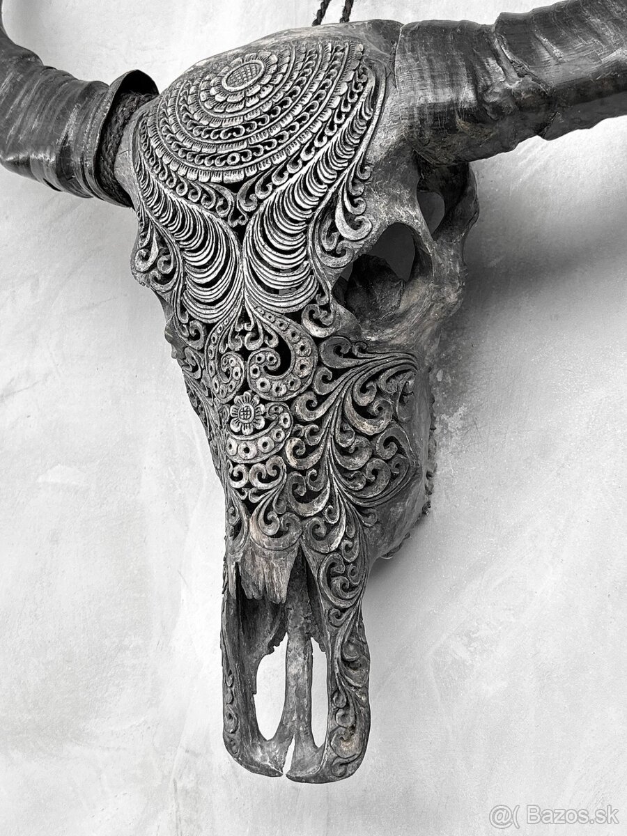Obrovská šedá vyrezávaná lebka Vodného Bývola - motív Badong - 19