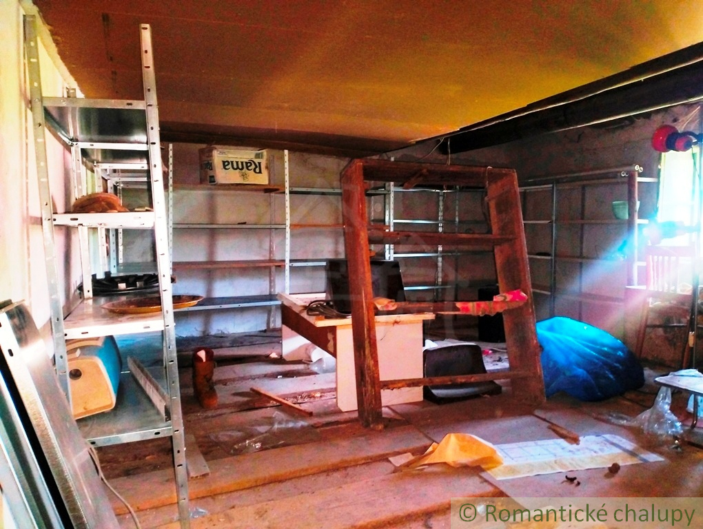 Vidiecka chalupa v pôvodnom stave na kopaniciach obce Lubi - 19