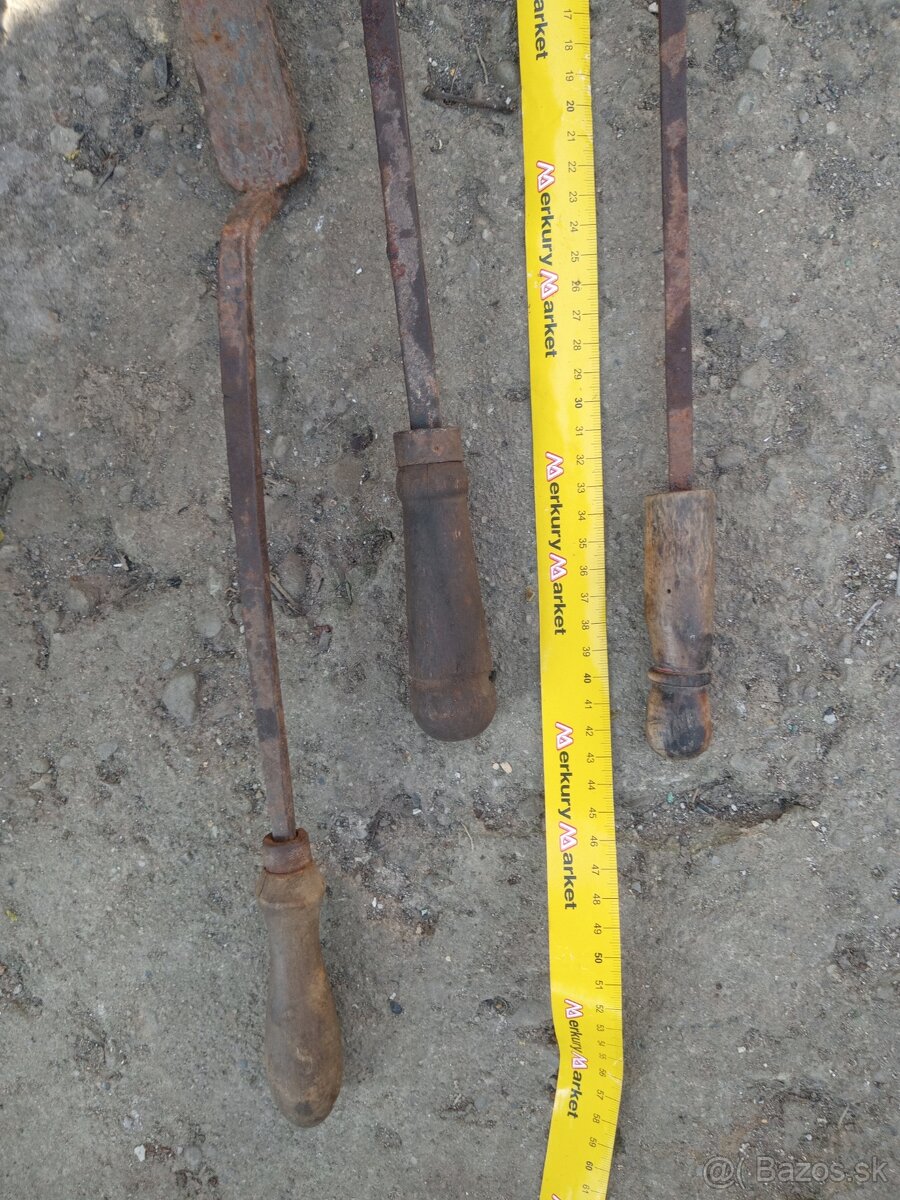 Staré náradie s drevenou rukoväťou - 19