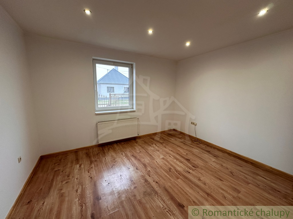 Priestranný rodinný dom v Kolárove – ideálne bývanie aj in - 19