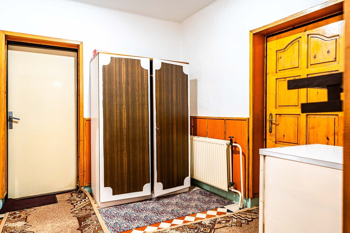 GIRALTOVCE-veľký pozemok 2.196 m2, podpivničený dom, 3xizba - 19