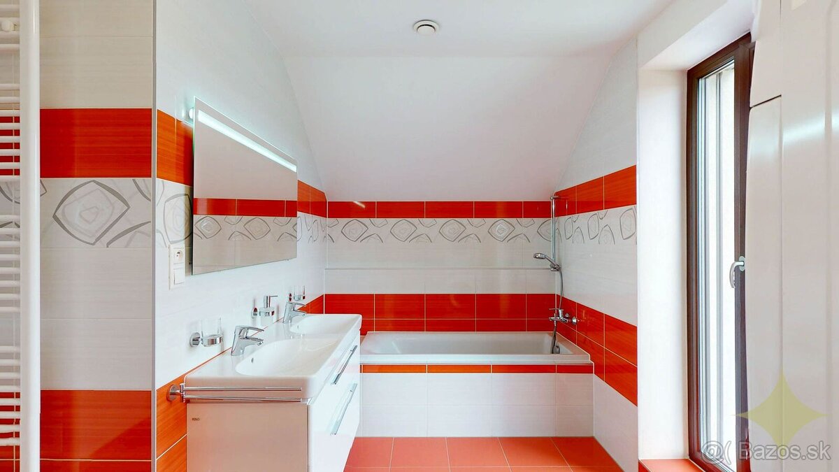 Priestranný dvojpodlažný 6-izbový rodinný dom v Malom Lapáši - 19