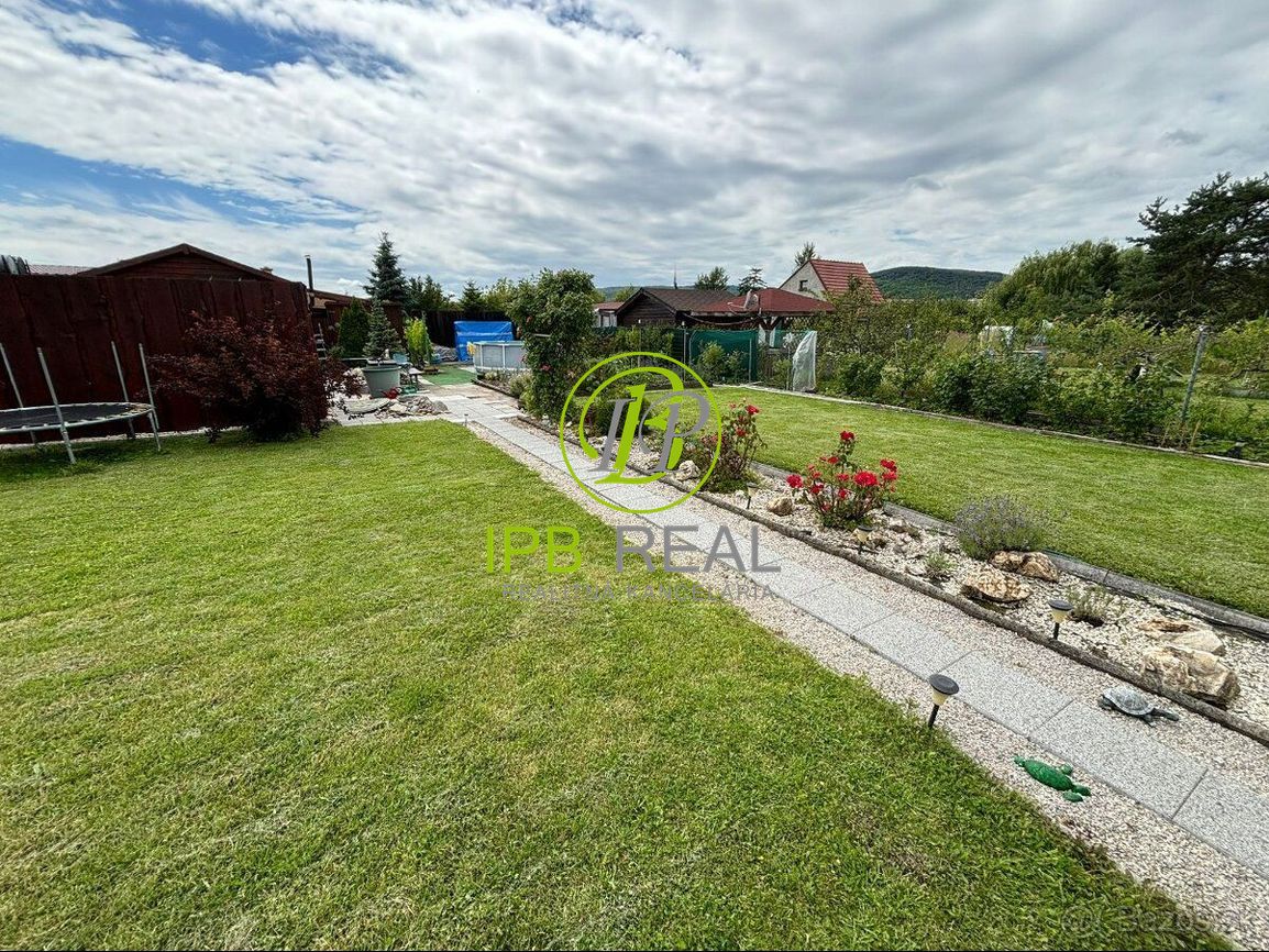 Upravená záhrada s chatou na Žabom majeri - 19