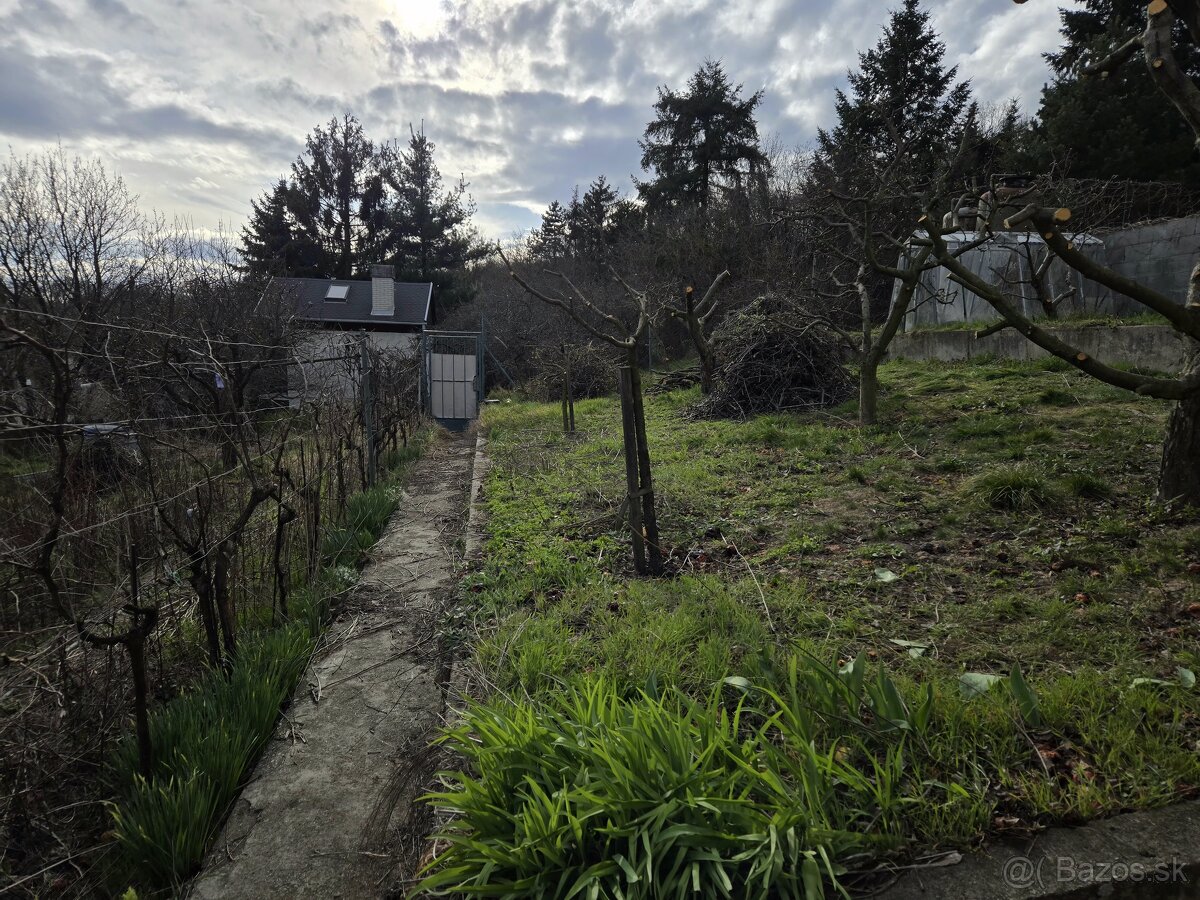 Lukratívny Pozemok 512m² s Murovanou Chatou v Rači pod Lesom - 19