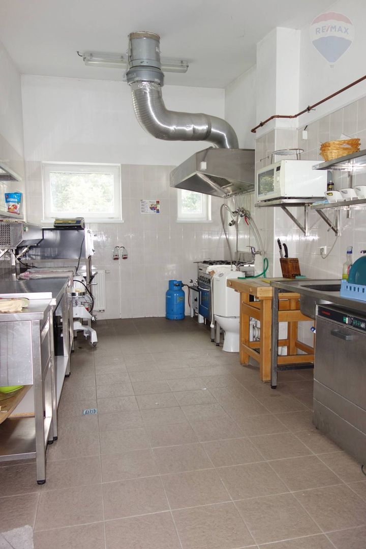 Predaj: Na predaj komerčná budova s parkovaním a širokým vyu - 19