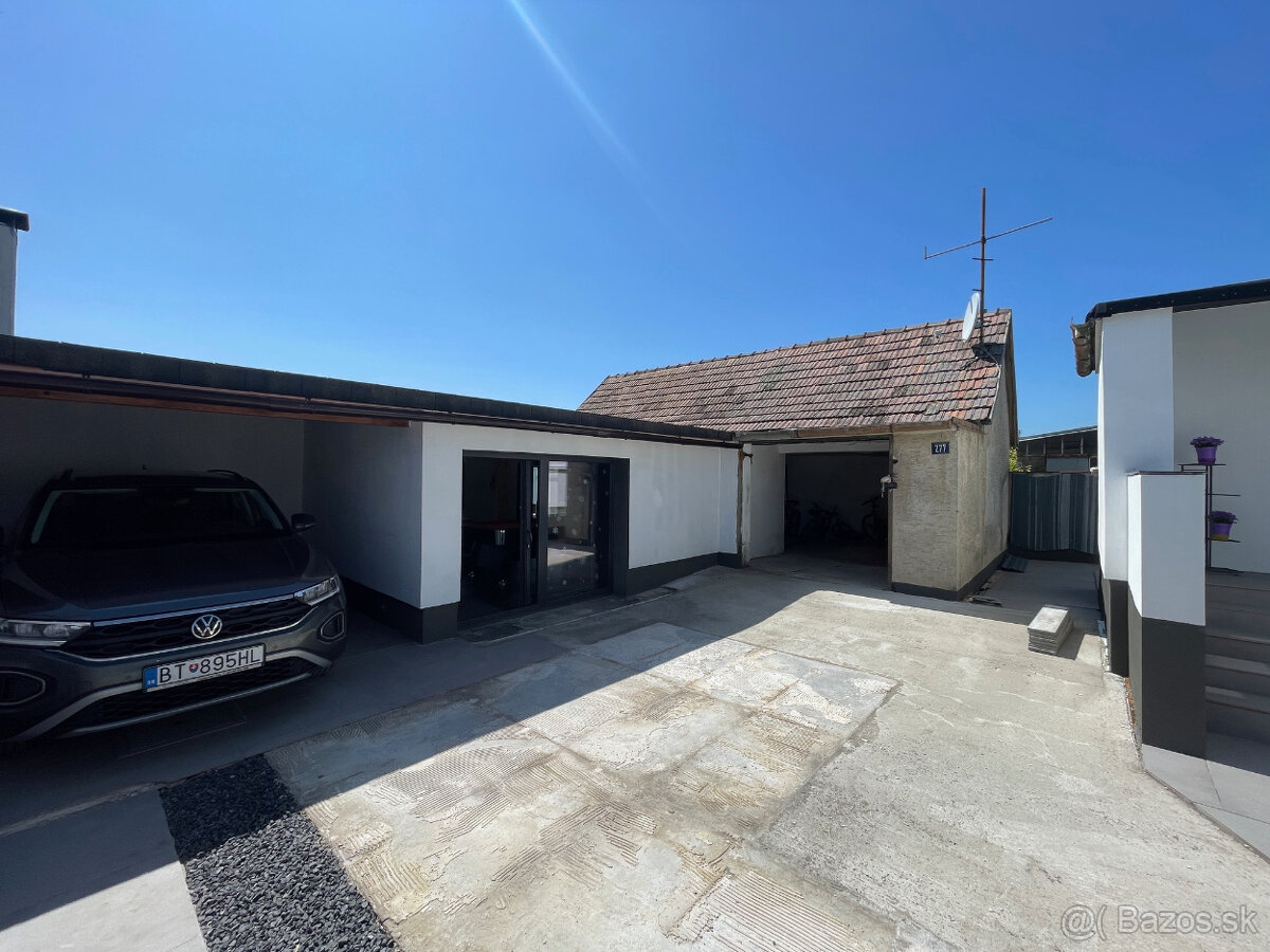 Kompletne zrekonštruovaný rodinný dom s bazénom - 19