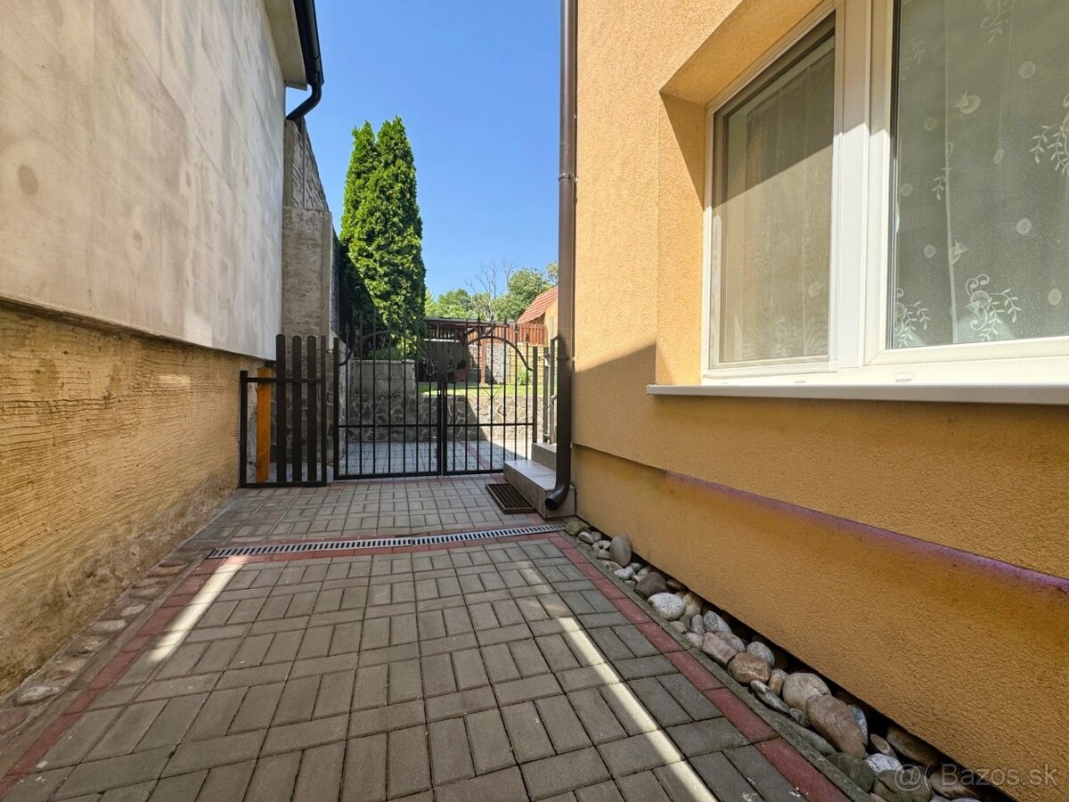 Veľký RD s bazénom v obci Petrova Ves - 2 samostatné bývania - 19