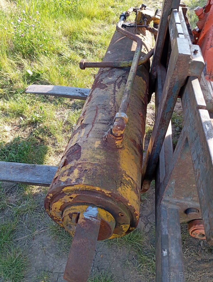 BULDOZER T130 CHLADICE A HYDRAULICKE VALCE - 19