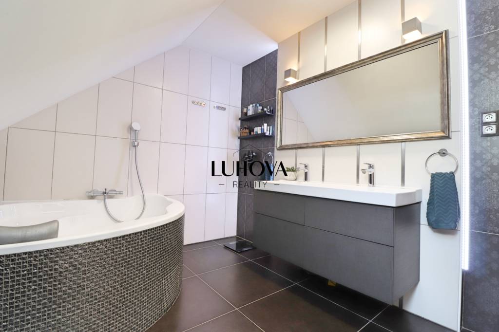 CHARIZMATICKÝ DOMOV vo výbornej lokalite - 19