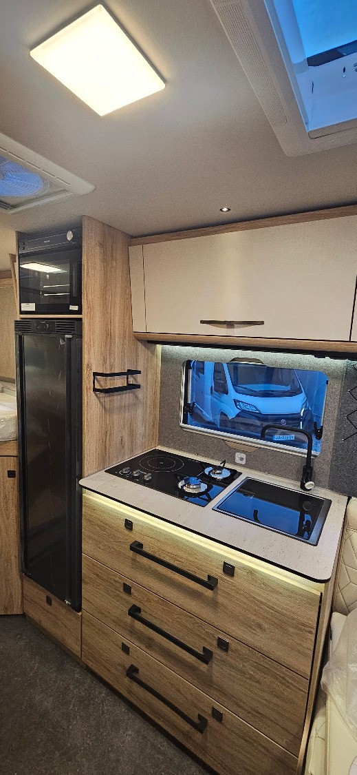 Karavany a obytné autá Euramobil - 19