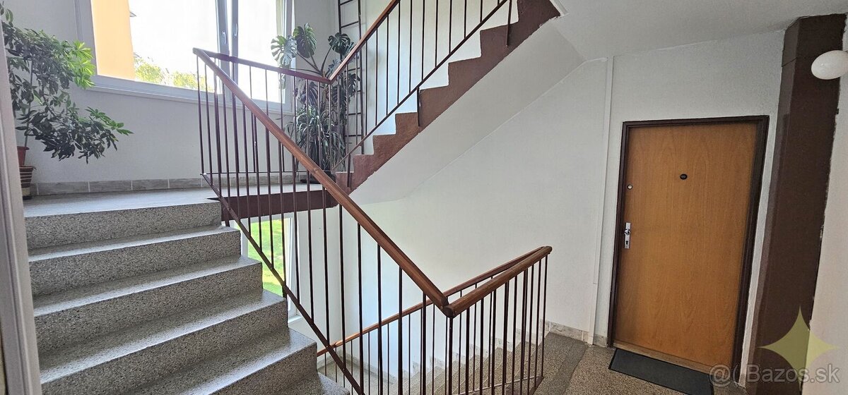 REZERVOVANÉ - Exkluzívne na predaj čiastočne prerobený 2 izb - 19