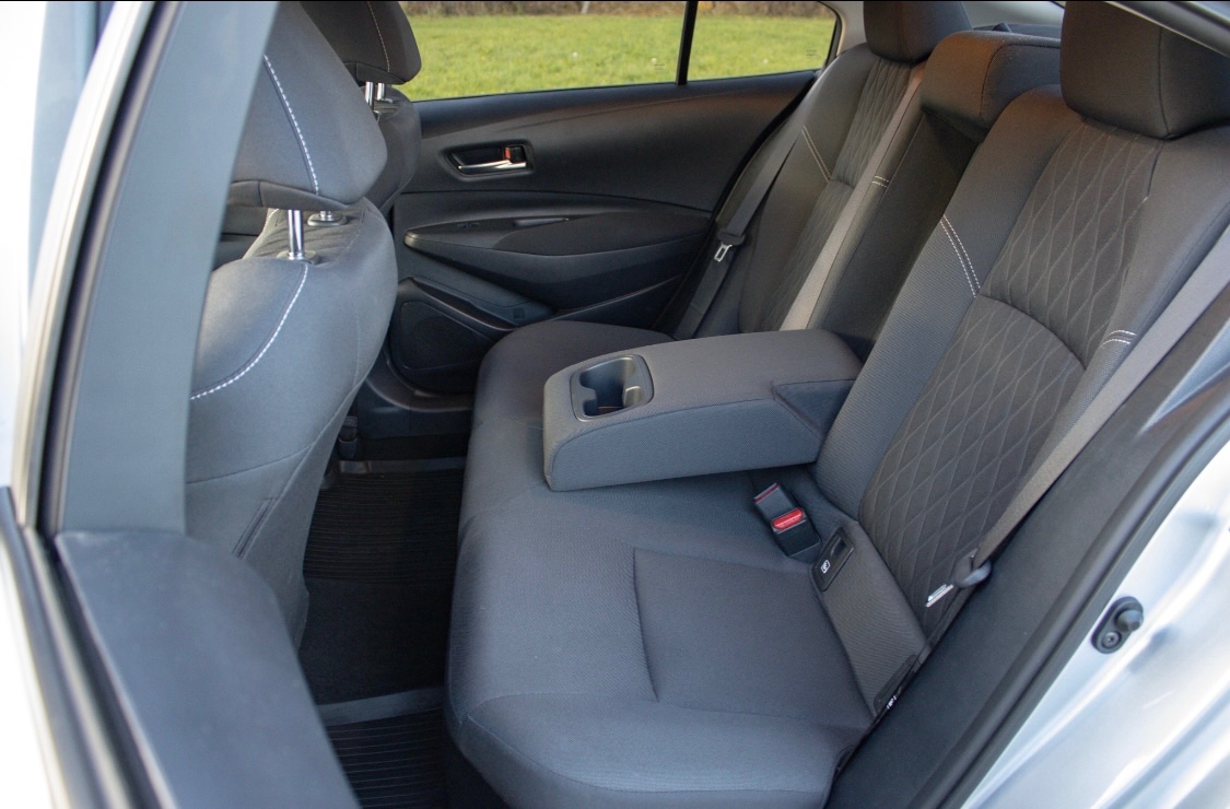 Toyota Corolla Sedan 1.8 Hybrid e-CVT - 19