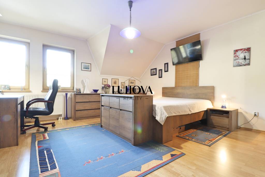 RODINNÝ dom s bazénom a krásnou záhradou - 19