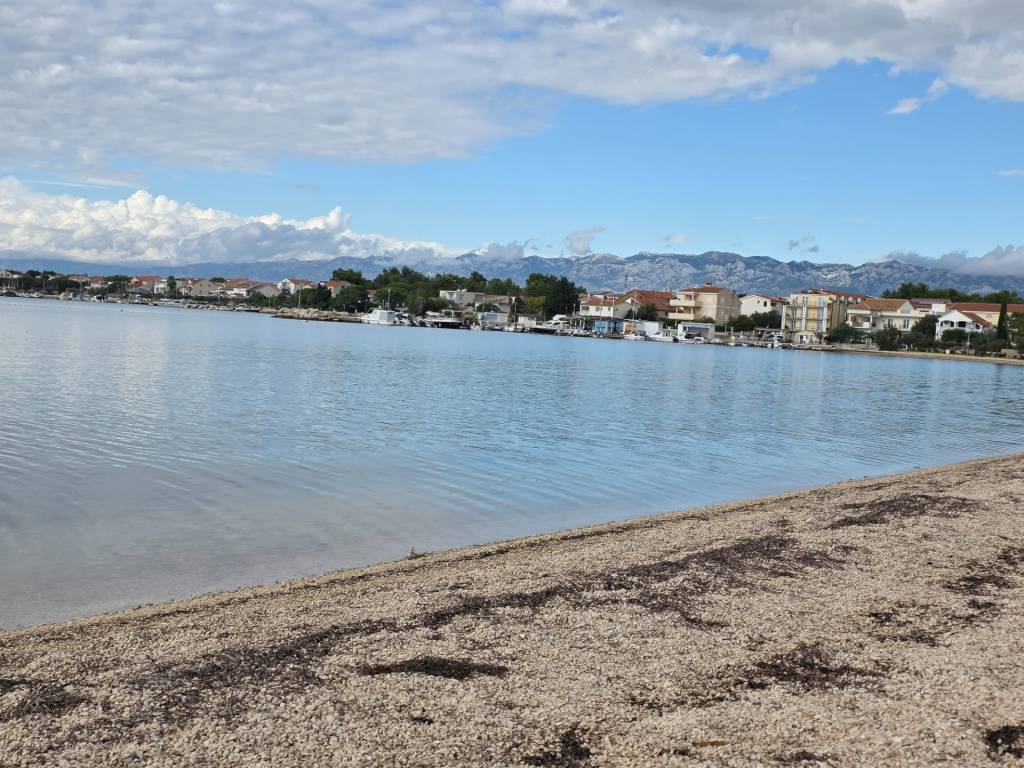 CHORVÁTSKO - 3 izbový apartmán v novostavbe 140 m od mora- V - 19