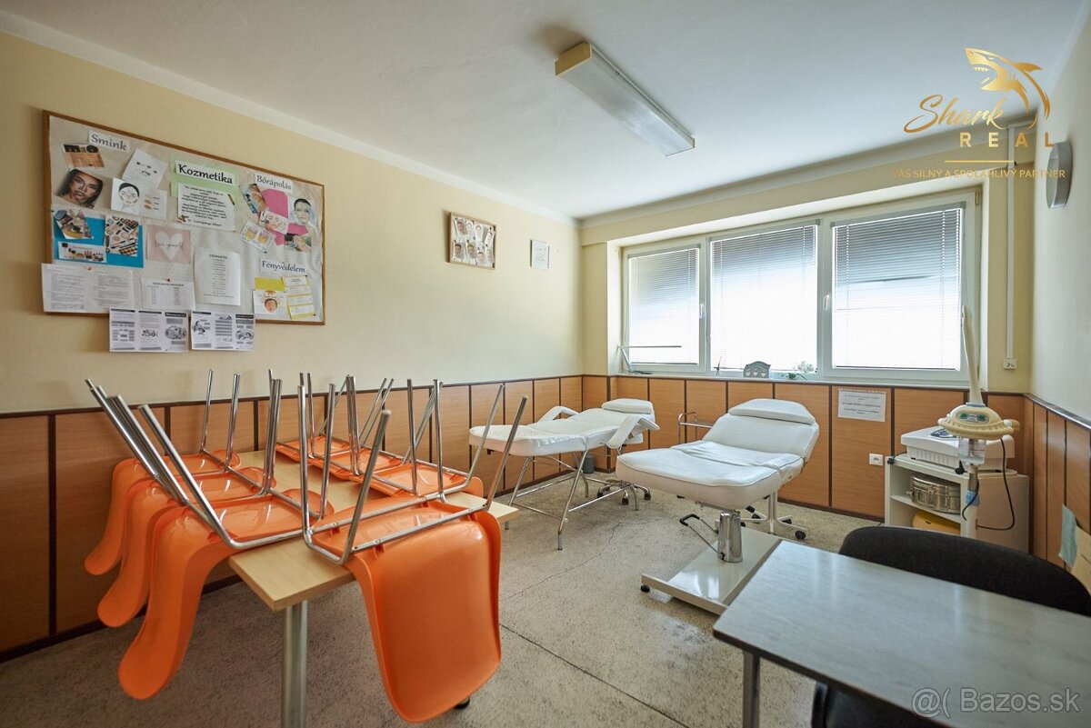 Školská budova v centre obce Mostová - 19