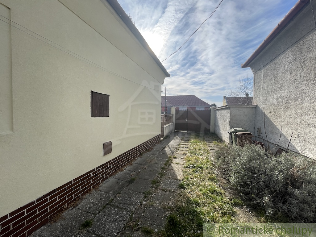 Trojizbový rodinný dom vo vyhľadávanej lokalite v Nových Z - 19