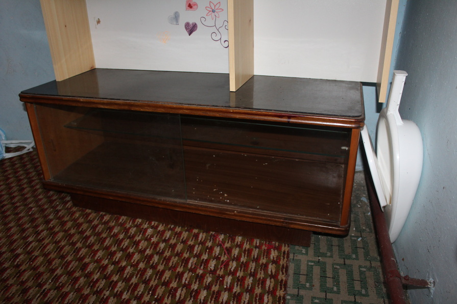 šicí stroj,skrina, knihovnička,sedačka. - 19