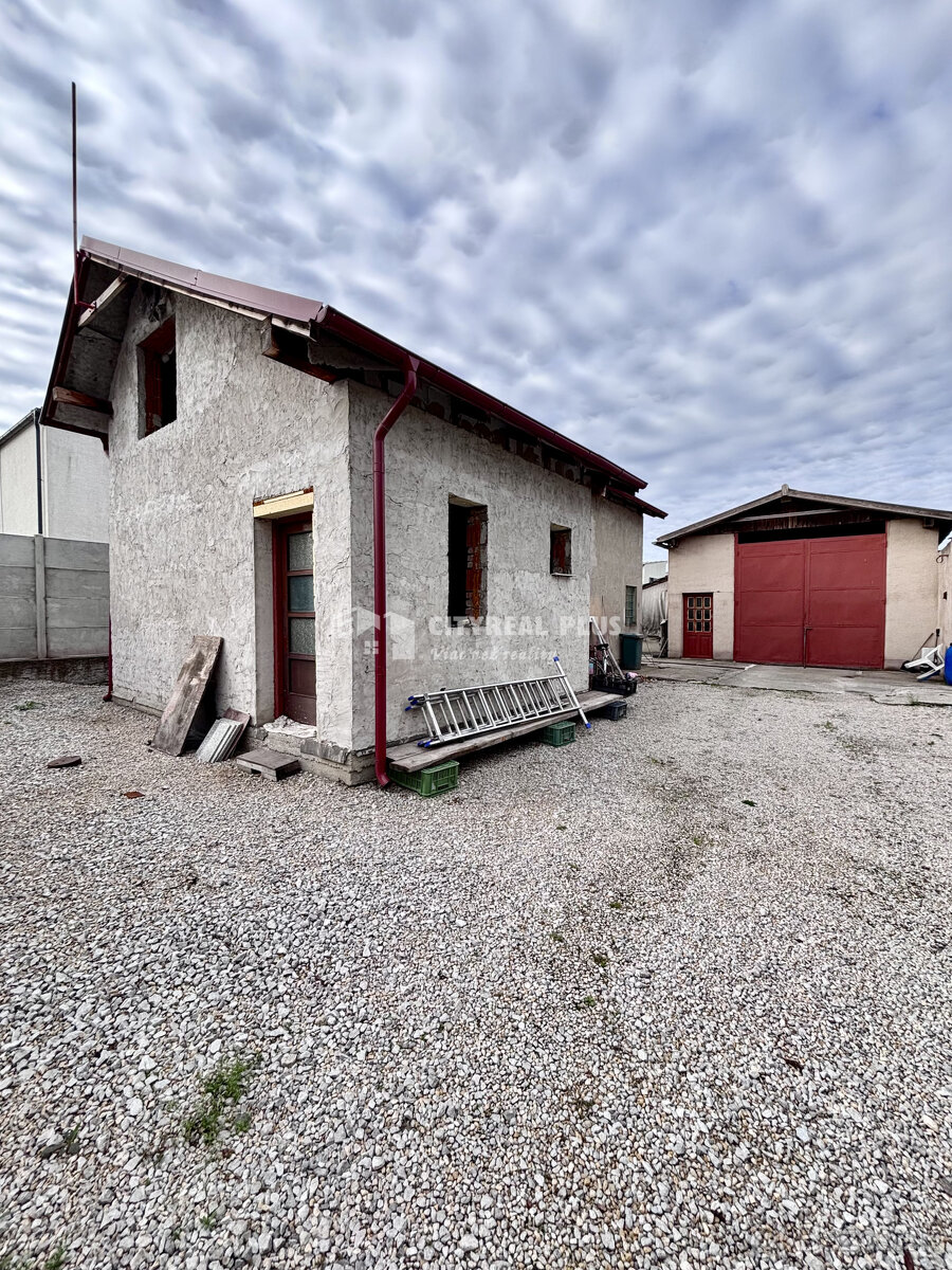 Ponúkame Vám na predaj rodinný dom s veľkým pozemkom v meste - 19