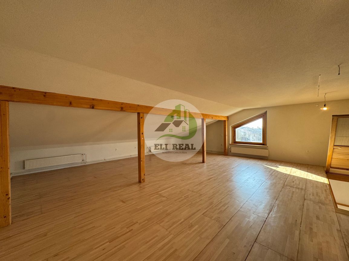 Prenájom priestranného mezonetového bytu s garážou a záhrado - 19