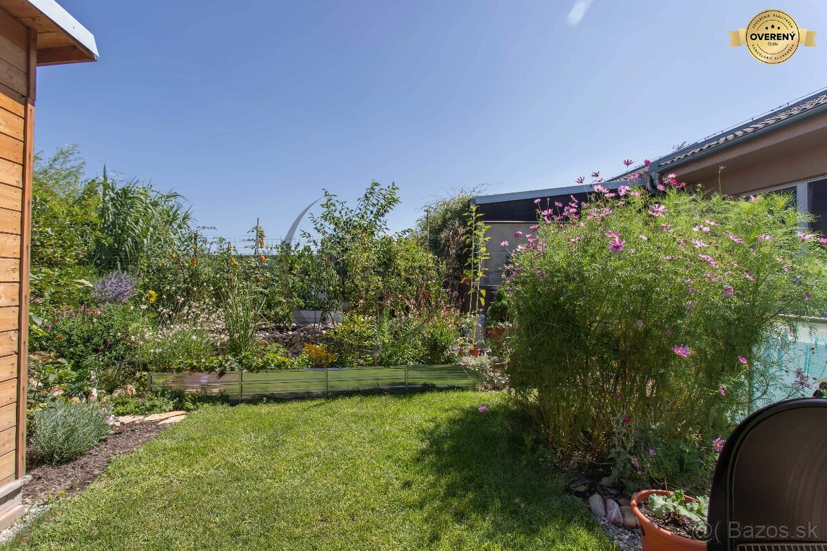 NA PREDAJ pekný, štýlový 3-izbový rodinný dom v Lábe - 19