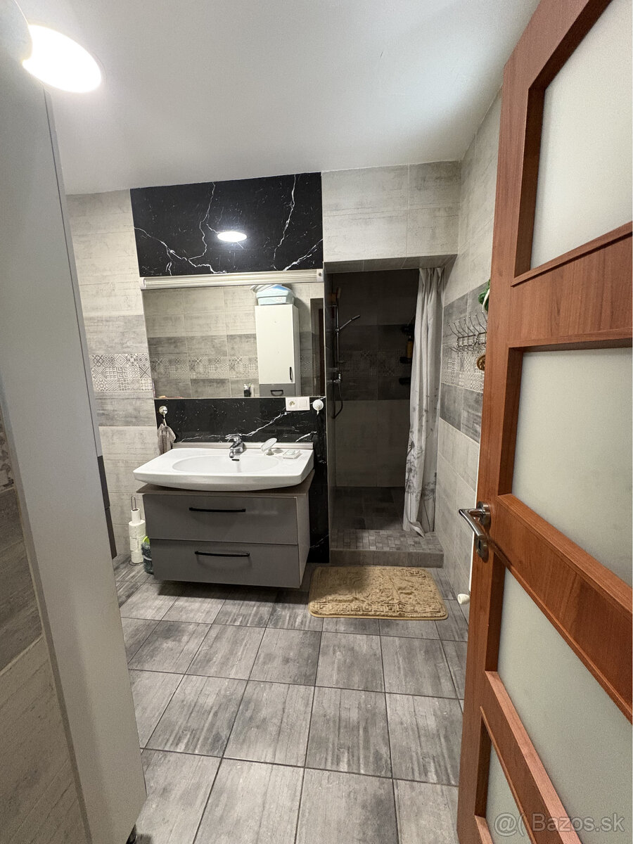 Znížená cena: prerobený 5 + 1 izbový rodinný dom s priestra - 19